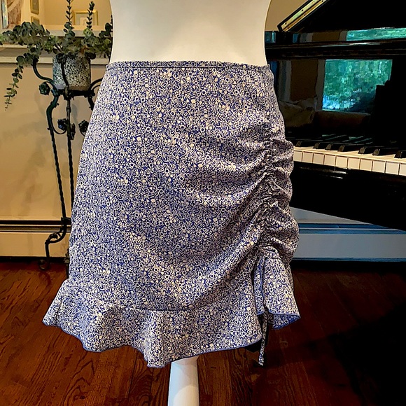 Better Be Dresses & Skirts - 🎉HP🎉Blue/White Floral Ruffle & Ruched Skirt